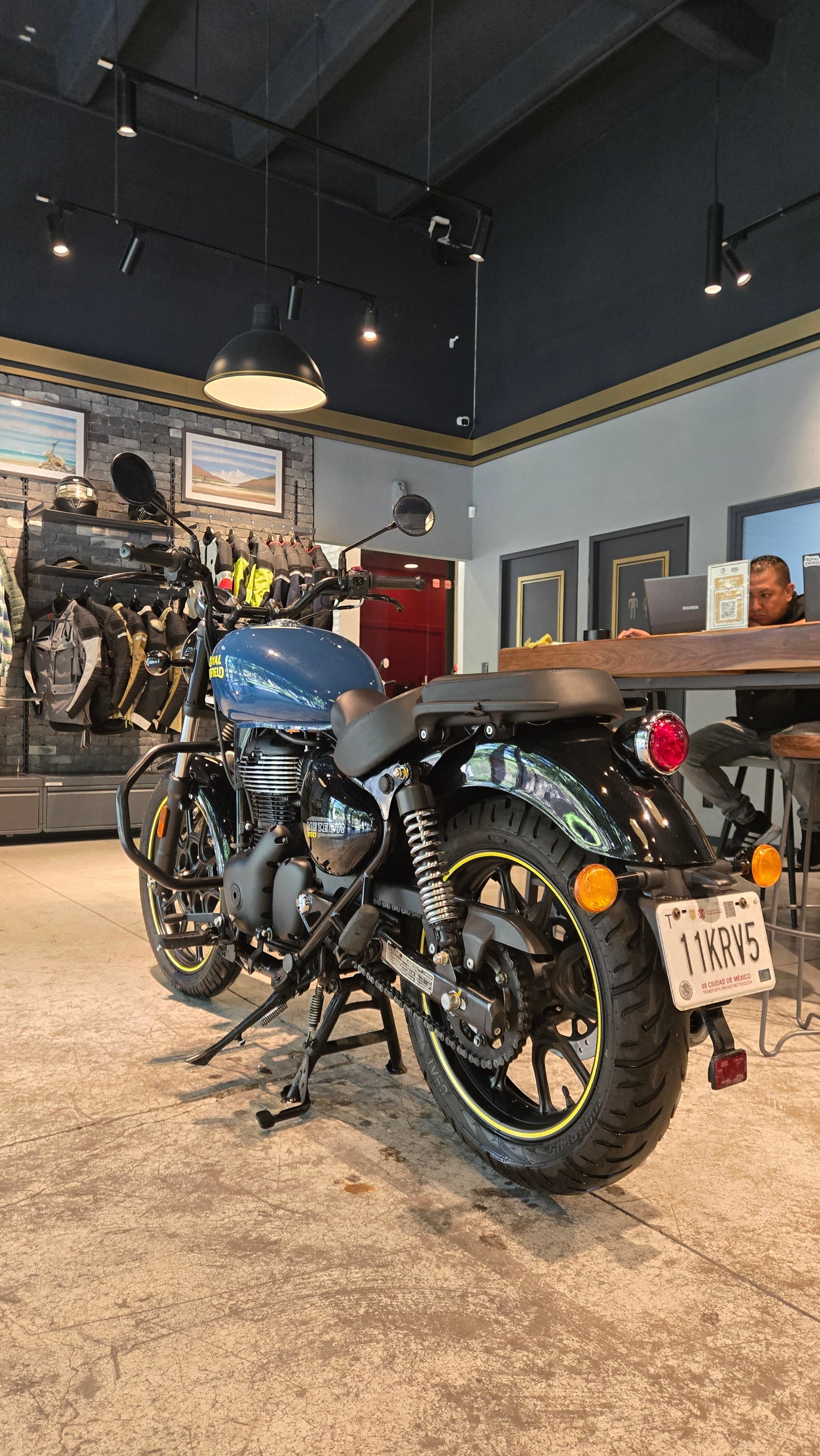 Royal Enfield Meteor 350 Fireball blue