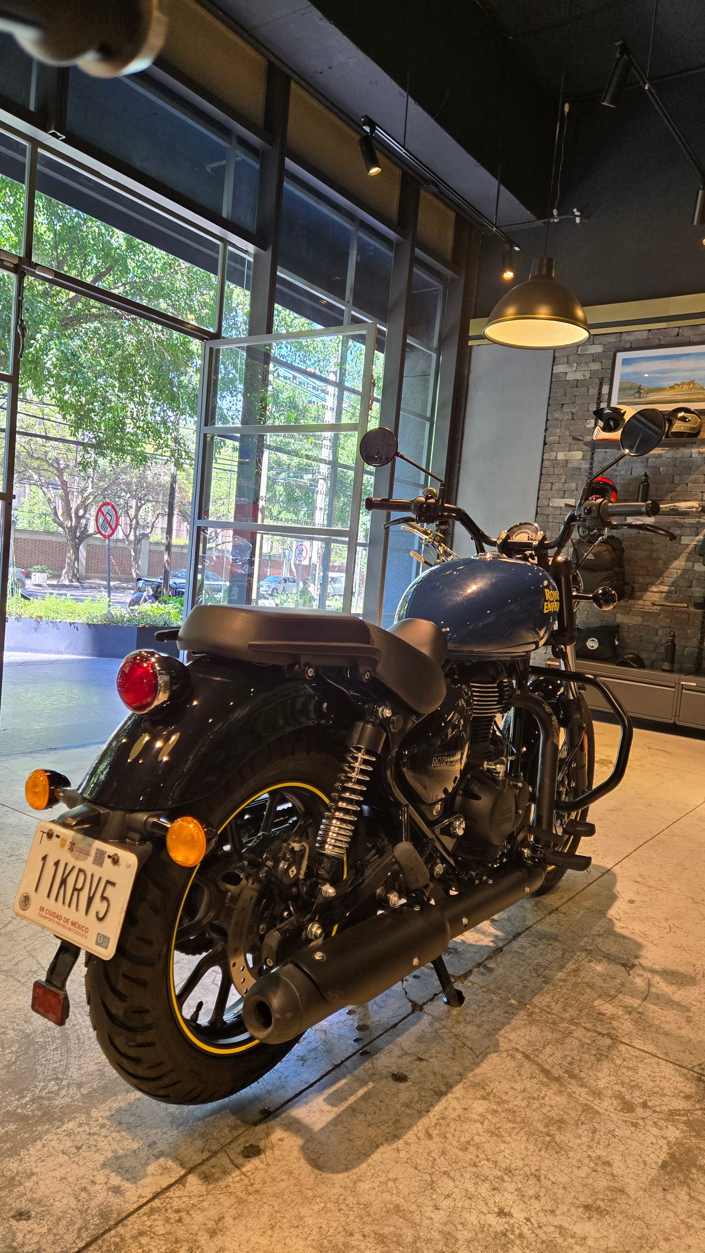 Royal Enfield Meteor 350 Fireball blue