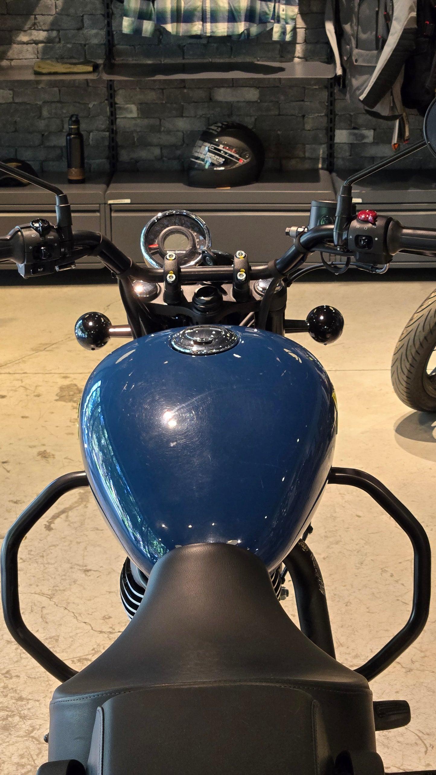 Royal Enfield Meteor 350 Fireball blue