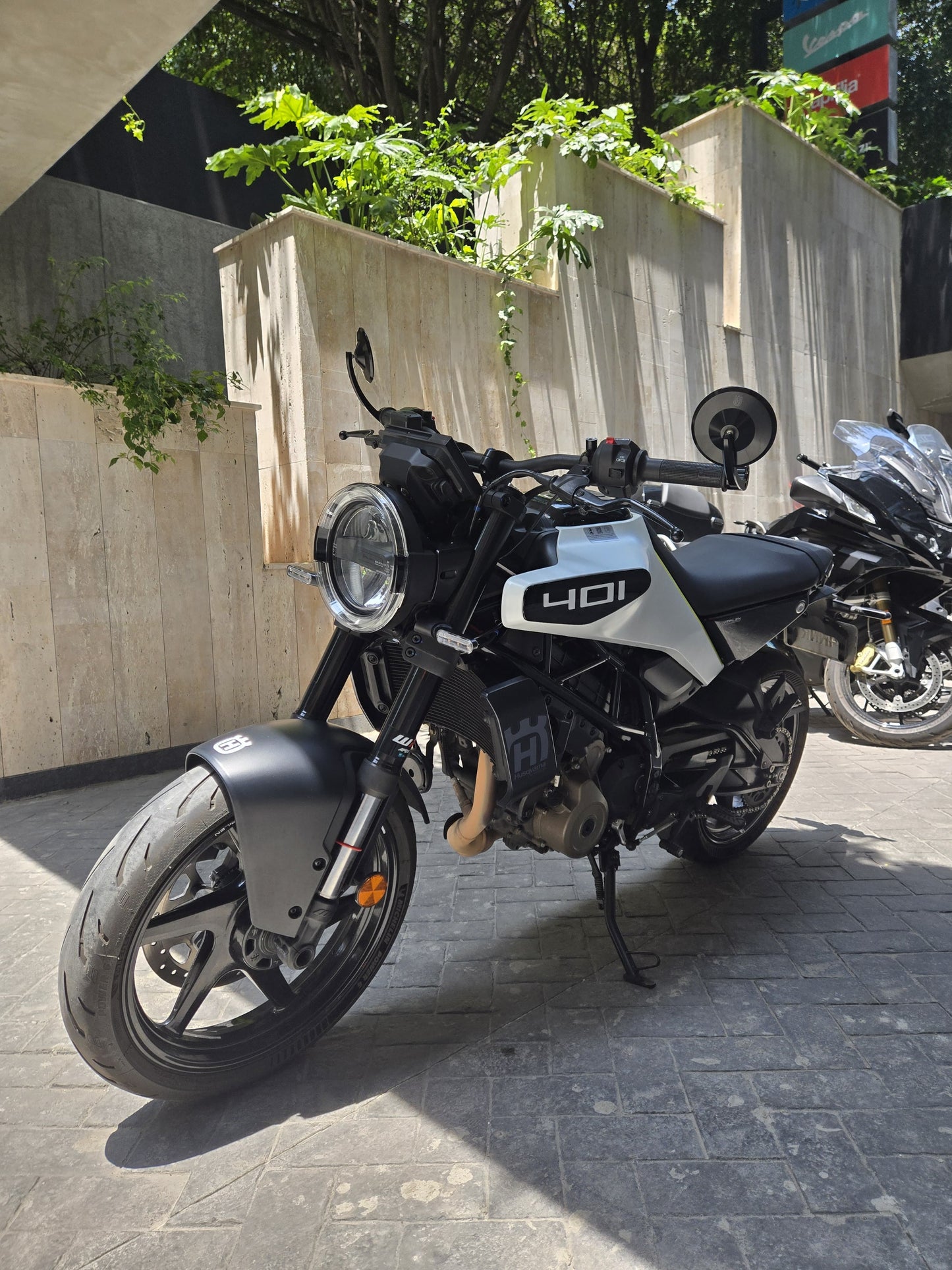 HUSQVARNA Svartpilen 401
