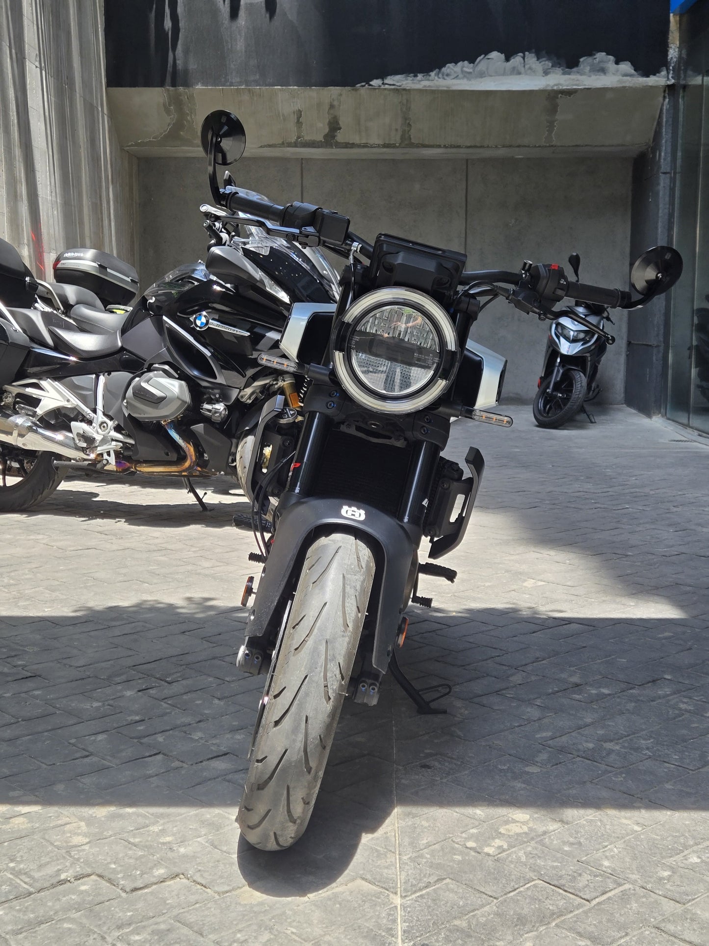 HUSQVARNA Svartpilen 401