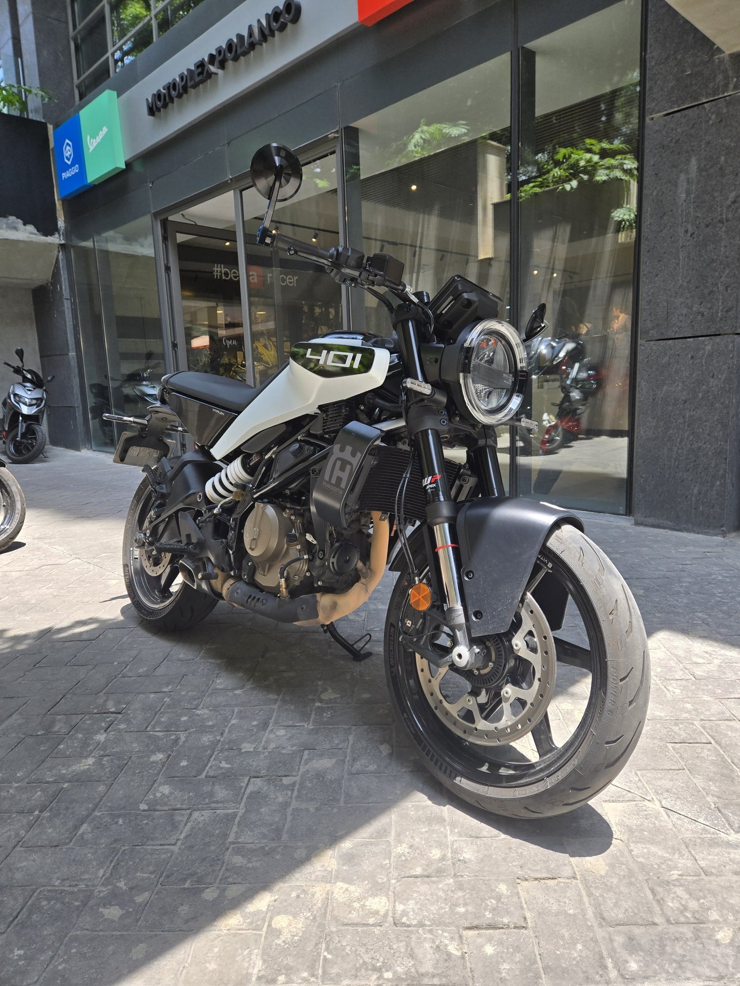 HUSQVARNA Svartpilen 401
