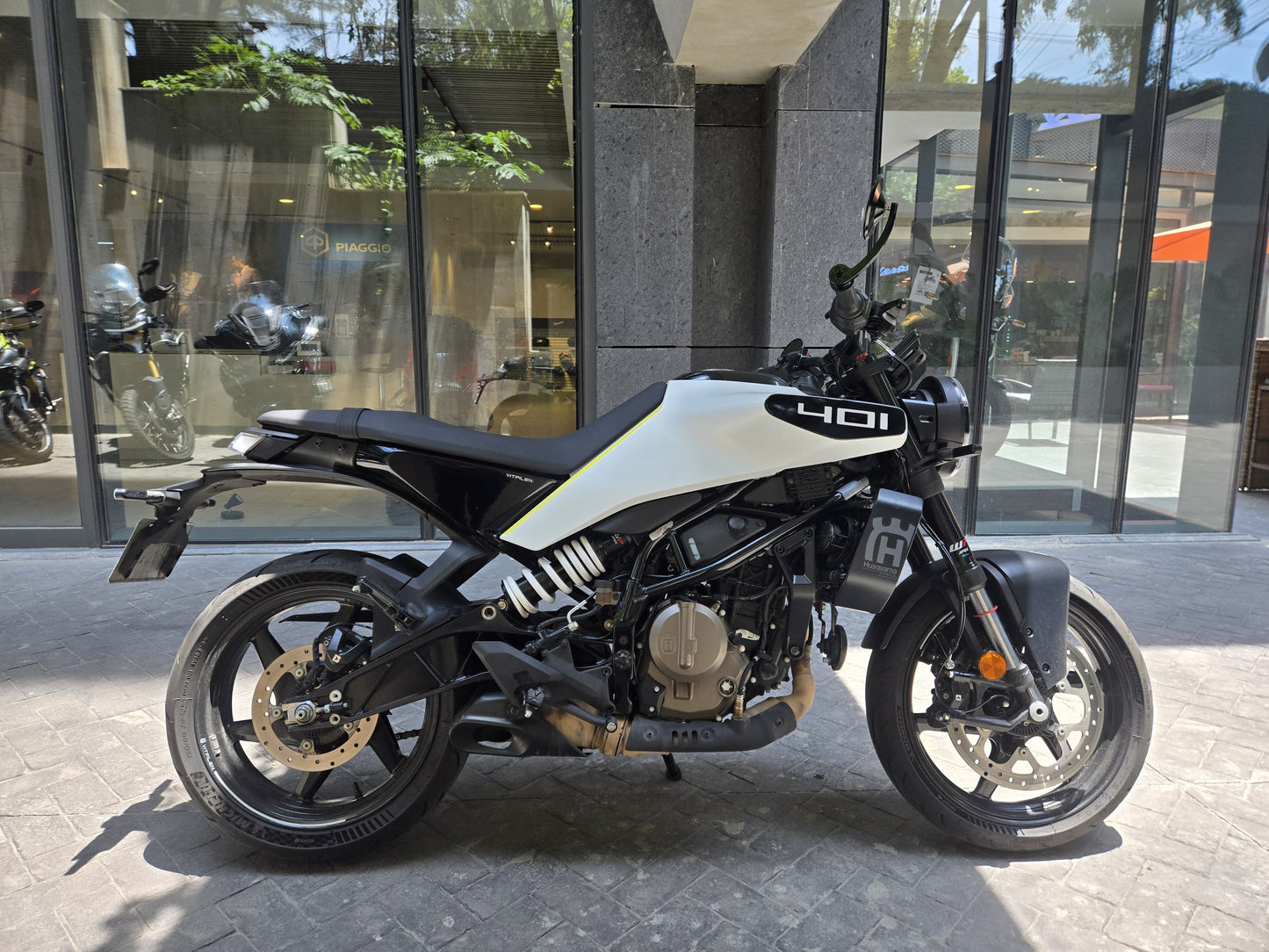 HUSQVARNA Svartpilen 401