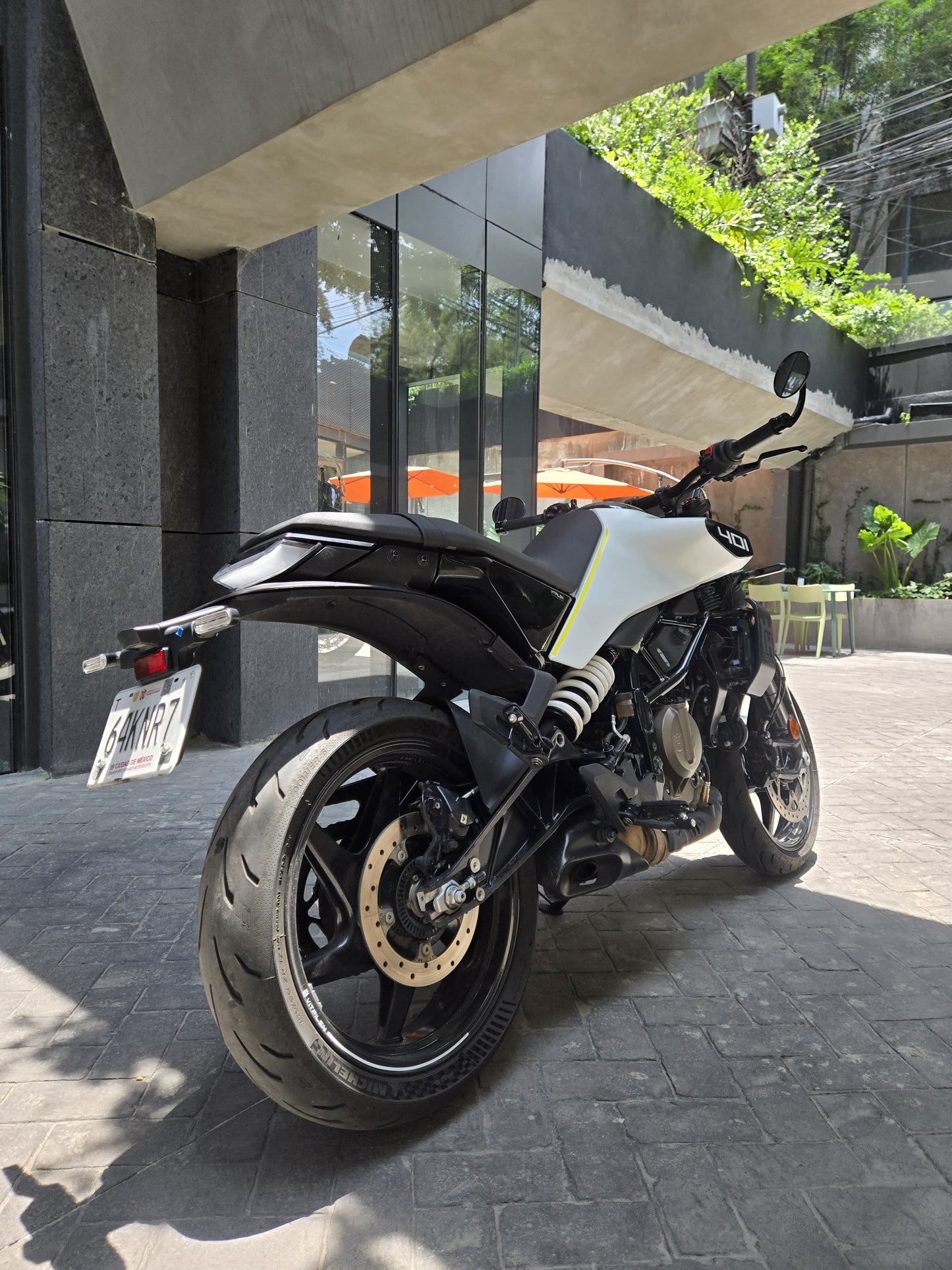 HUSQVARNA Svartpilen 401