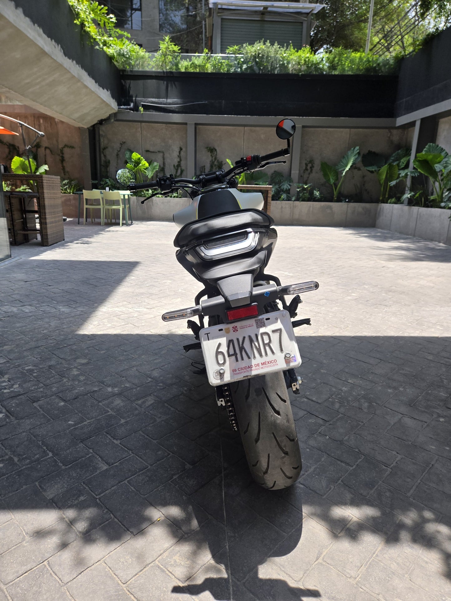 HUSQVARNA Svartpilen 401