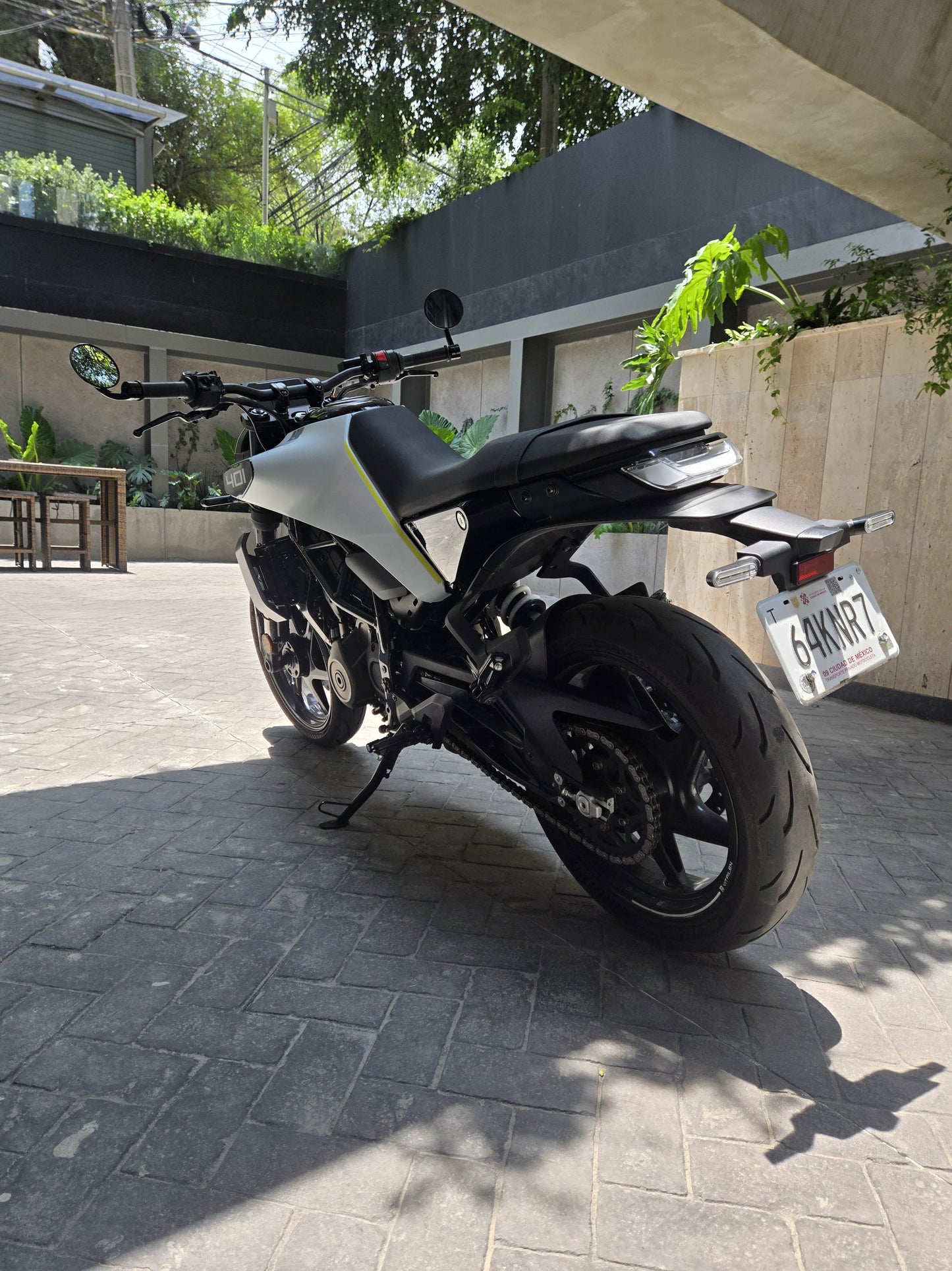 HUSQVARNA Svartpilen 401
