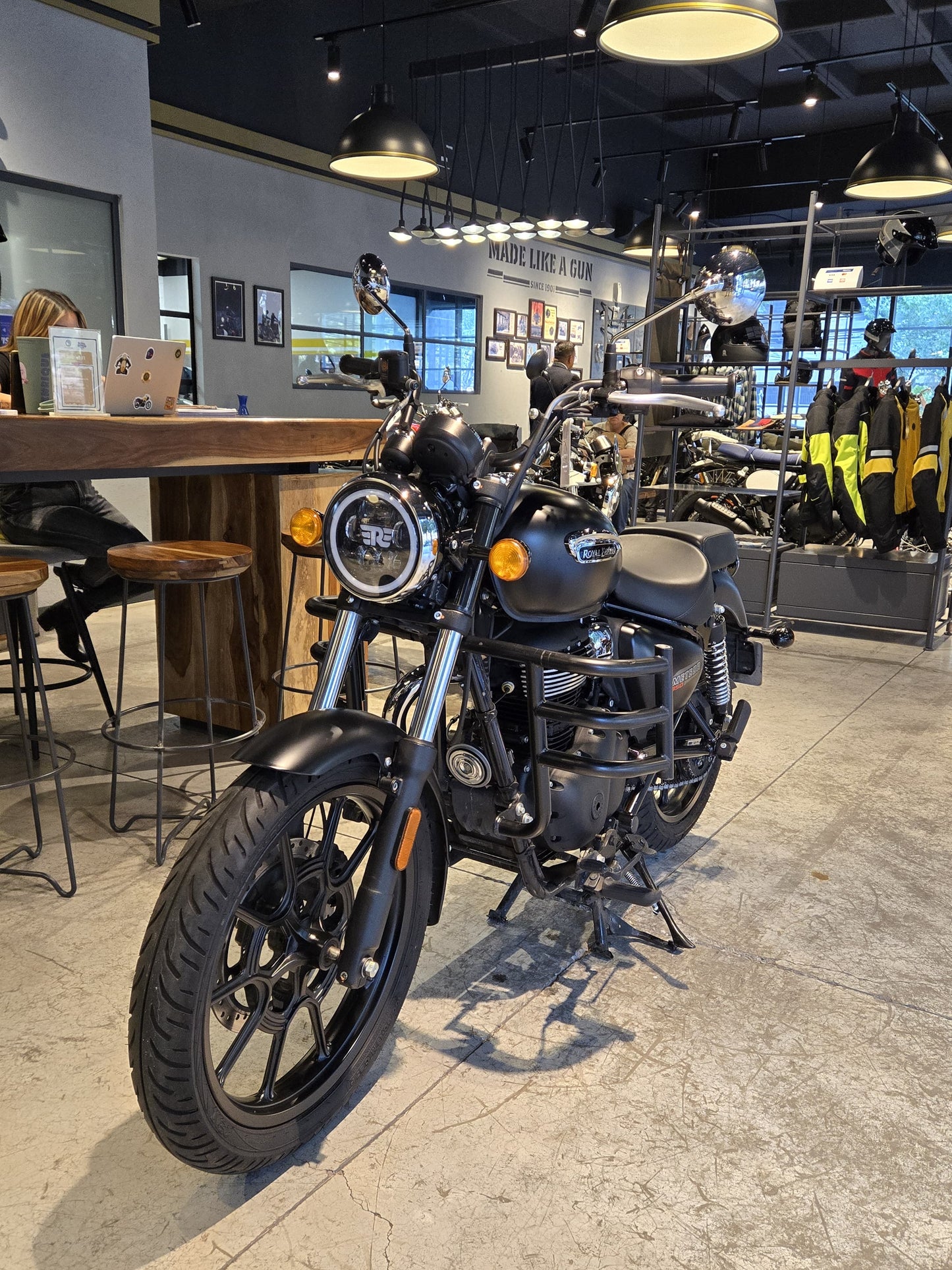 Royal Enfield Meteor 350 Stellar Black 2024