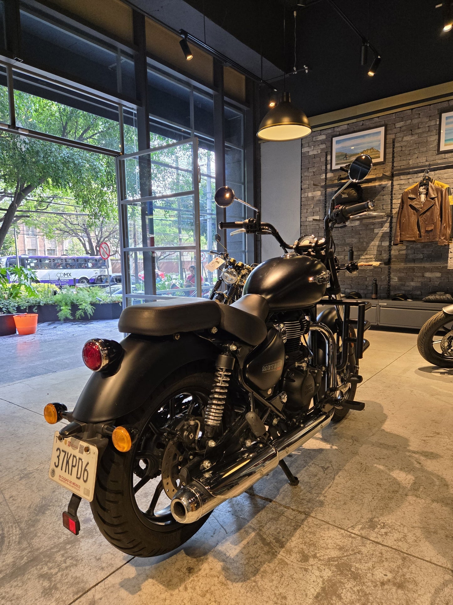 Royal Enfield Meteor 350 Stellar Black 2024