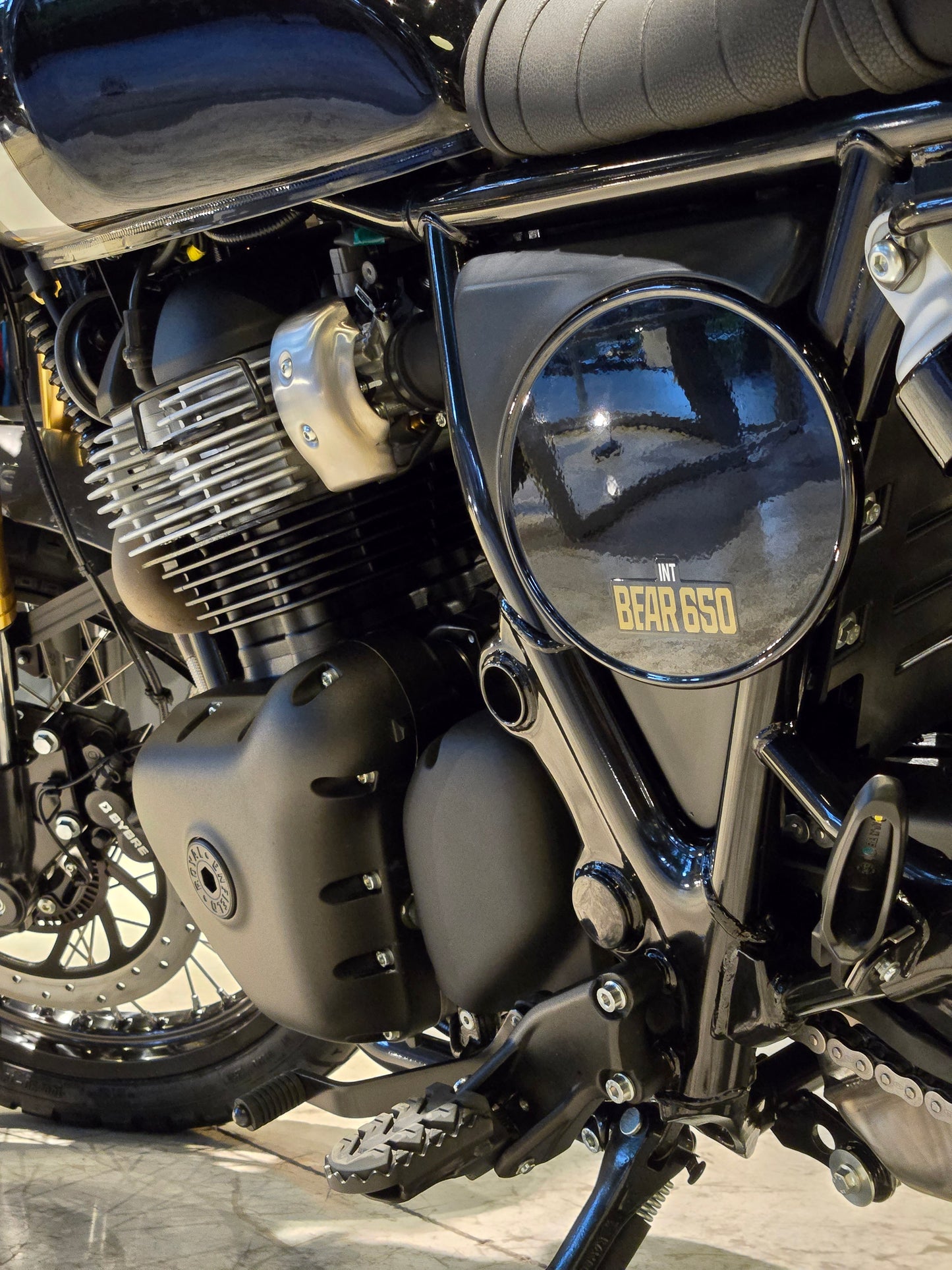 Royal Enfield Int Bear 650 Golden Shadow