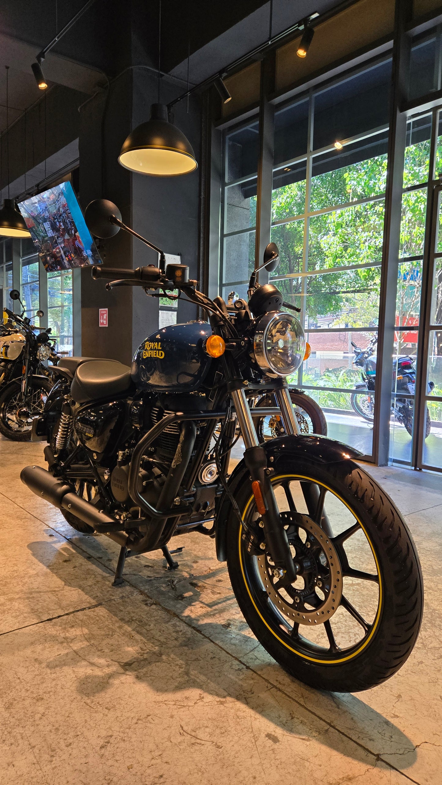 Royal Enfield Meteor 350 Fireball blue