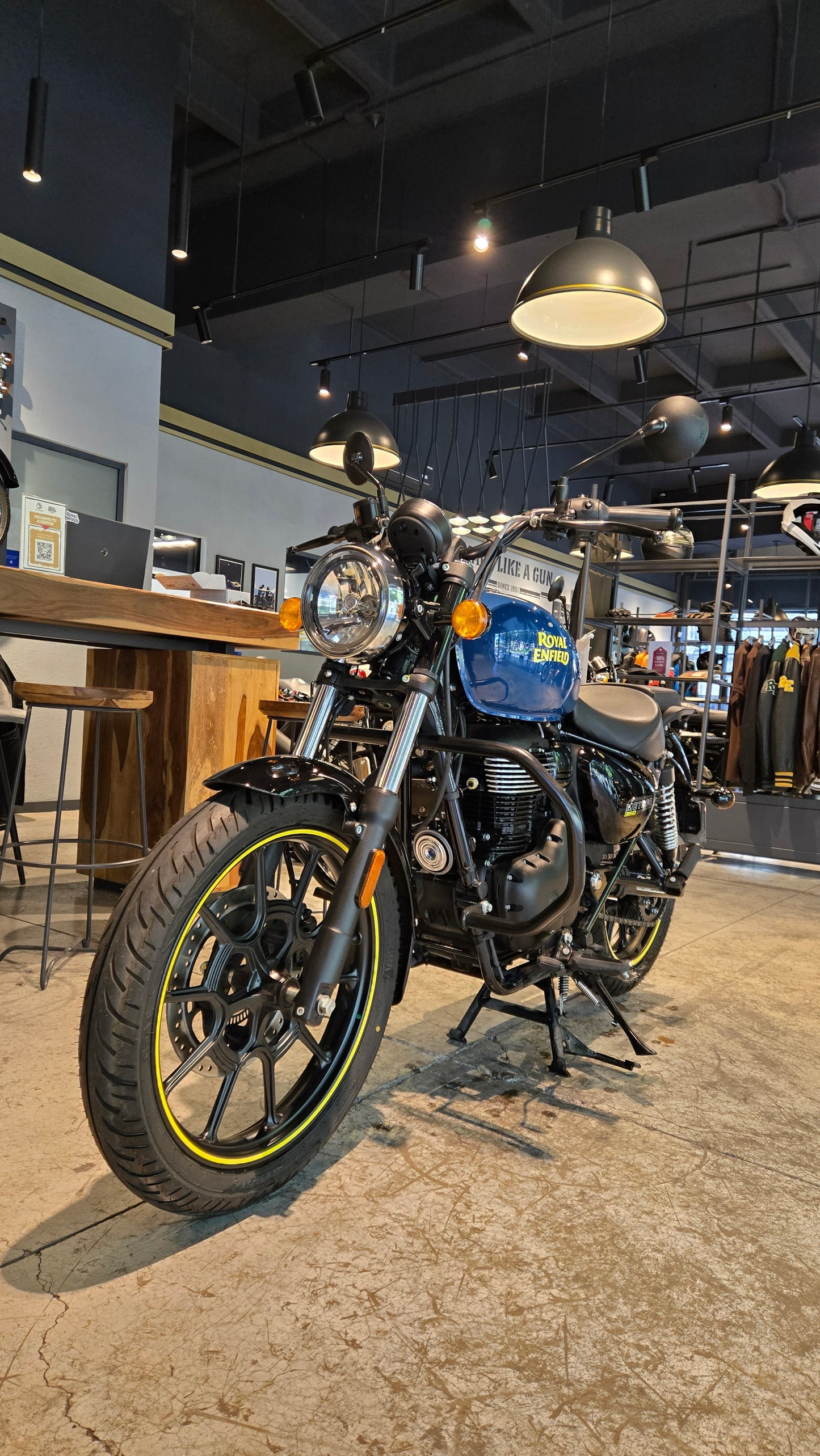 Royal Enfield Meteor 350 Fireball blue