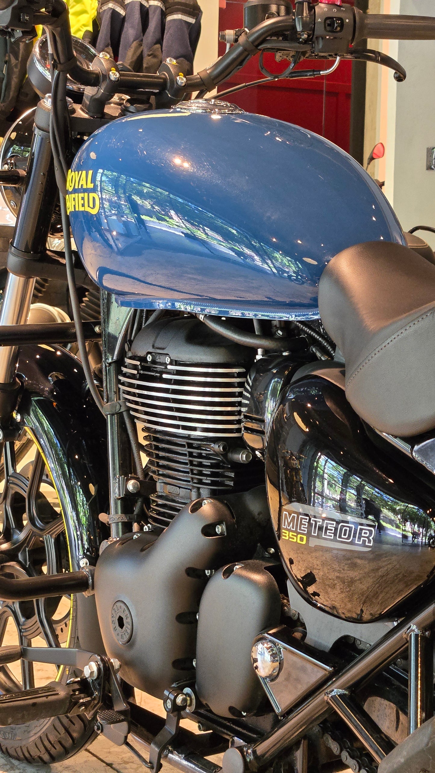 Royal Enfield Meteor 350 Fireball blue