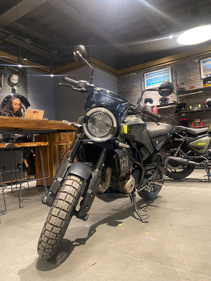 HUSQVARNA Svartpilen 401