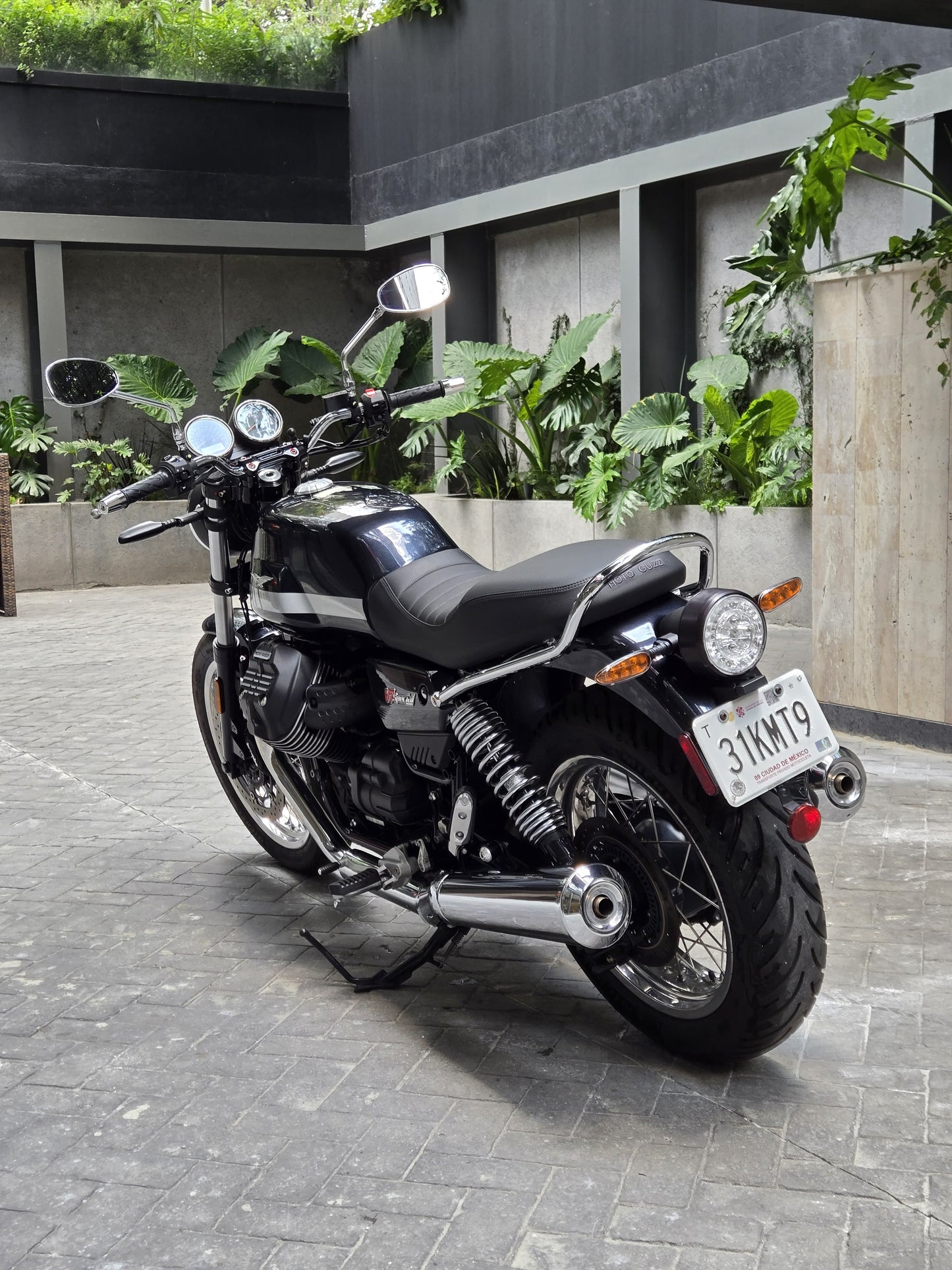 Moto Guzzi V7 Special 2023